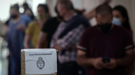 Un grupo de personas espera a votar en un colegio electoral en Buenos Aires durante las Elecciones legislativas 2021
