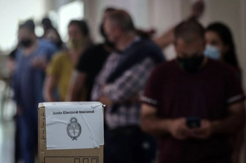 Un grupo de personas espera a votar en un colegio electoral en Buenos Aires durante las Elecciones legislativas 2021