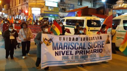 Magisterio urbano de Oruro marcha contra la Ley 1386