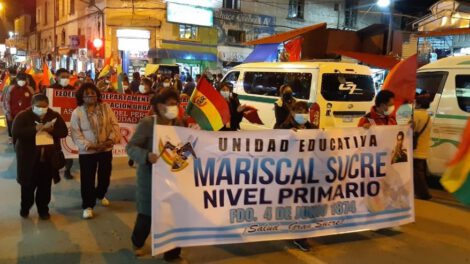 Magisterio urbano de Oruro marcha contra la Ley 1386