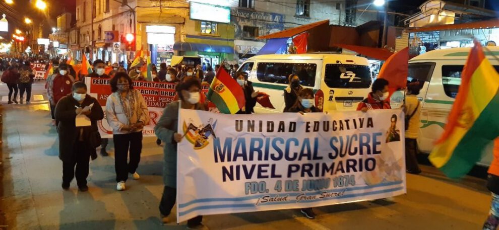 Magisterio urbano de Oruro marcha contra la Ley 1386