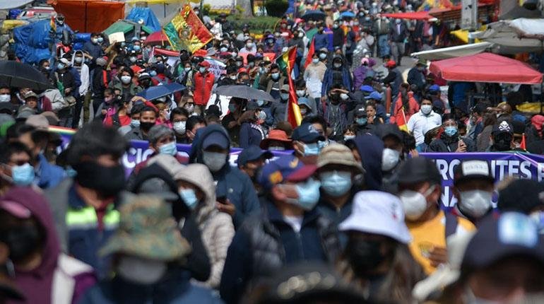 Gremialistas afines al MAS realizan una marcha en defensa del derecho al trabajo