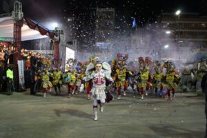 Carnaval de Oruro 2022 con danzarines y afiche oficial