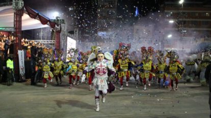 Carnaval de Oruro 2022 con danzarines y afiche oficial