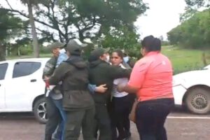 Hija de Añez agredida por la Policía gritando 'liberen a mi madre'