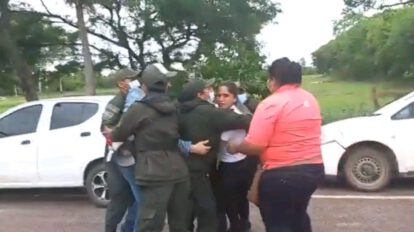 Hija de Añez agredida por la Policía gritando 'liberen a mi madre'