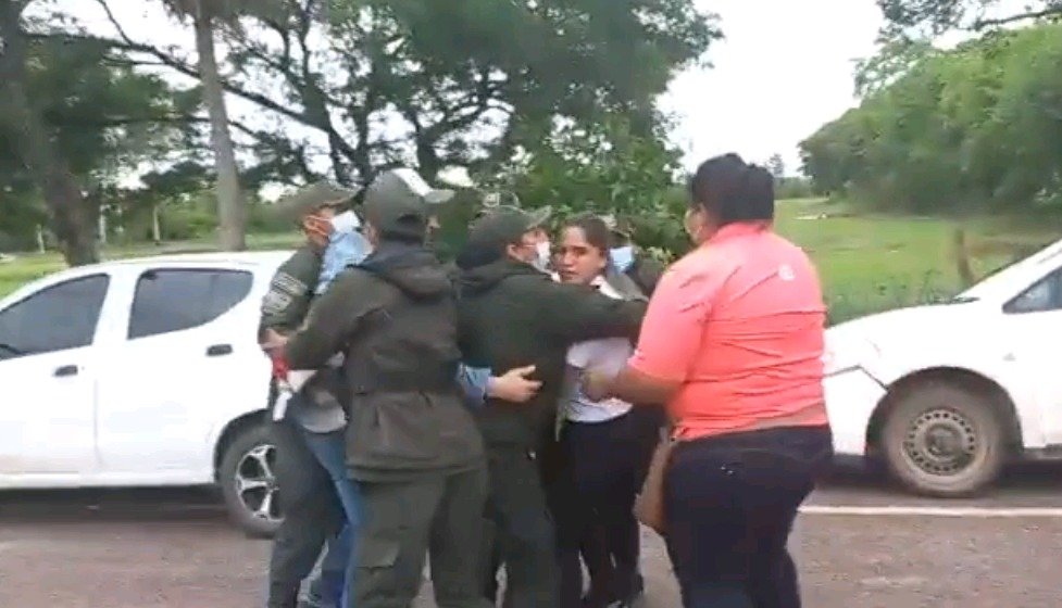 Hija de Añez agredida por la Policía gritando 'liberen a mi madre'