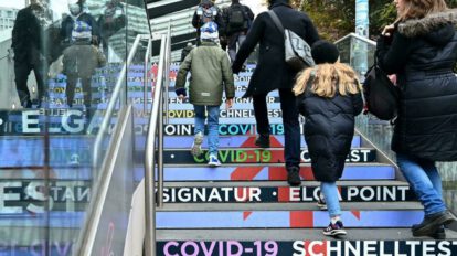 Covid-19 en Europa: Padres con sus hijos llegan a un centro de vacunación