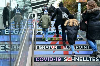 Covid-19 en Europa: Padres con sus hijos llegan a un centro de vacunación