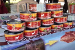 Carne de llama enlatada ofrecida por productores orureños