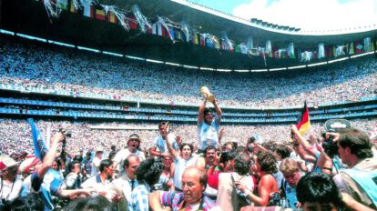Homenaje a Diego Armando Maradona en el mundo futbolero