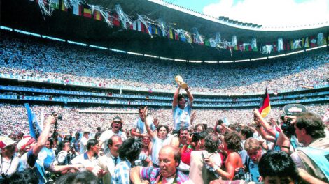 Homenaje a Diego Armando Maradona en el mundo futbolero
