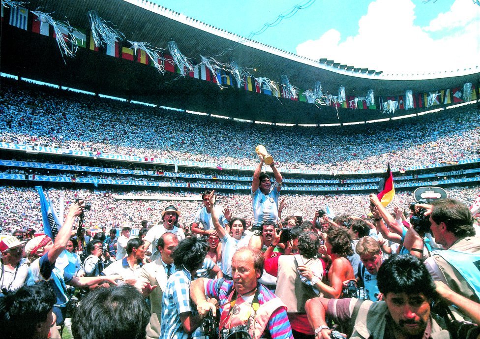 Homenaje a Diego Armando Maradona en el mundo futbolero
