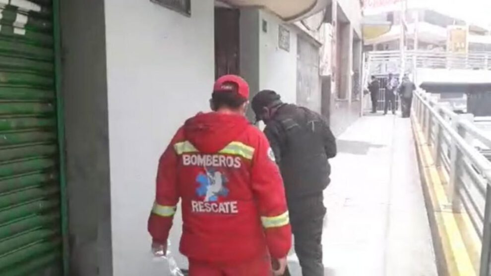 Efectivos policiales en el lugar de la explosión en la CEB