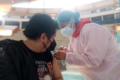 Vacunación de maestros en Oruro