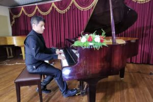 Mesías David Ticona Molina interpretando el piano