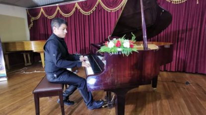 Mesías David Ticona Molina interpretando el piano