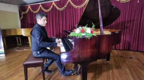 Mesías David Ticona Molina interpretando el piano