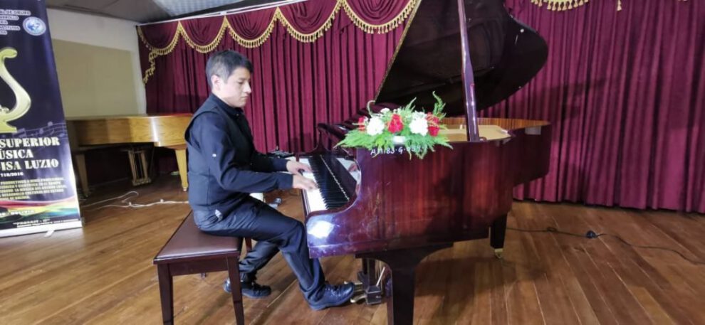 Mesías David Ticona Molina interpretando el piano