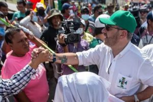 Cívicos en emergencia ante pretensión del gobierno de aprehender a Rómulo Calvo