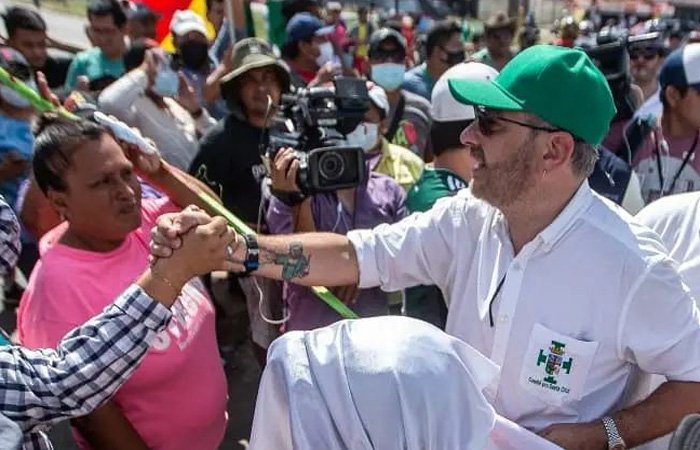 Cívicos en emergencia ante pretensión del gobierno de aprehender a Rómulo Calvo