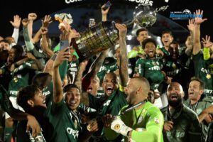 Jugadores de Palmeiras levantan el trofeo de campeón de la Copa Libertadores