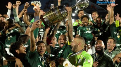 Jugadores de Palmeiras levantan el trofeo de campeón de la Copa Libertadores