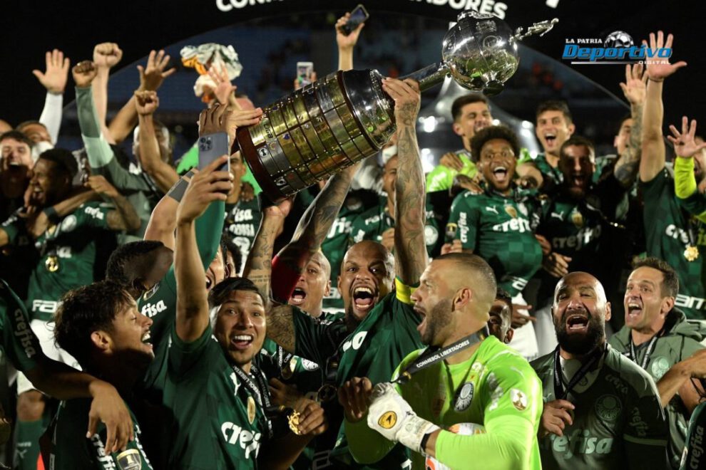 Jugadores de Palmeiras levantan el trofeo de campeón de la Copa Libertadores