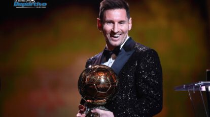 Lionel Messi sonriente con el Balón de Oro en manos es el séptimo que gana en su carrera futbolística