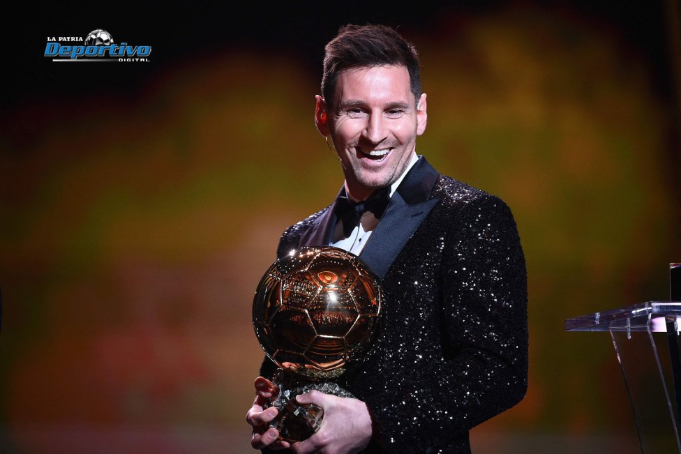 Lionel Messi sonriente con el Balón de Oro en manos es el séptimo que gana en su carrera futbolística