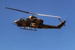 Vista de un helicóptero militar azerbaiyano durante unas maniobras tácticas
