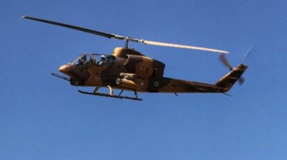 Vista de un helicóptero militar azerbaiyano durante unas maniobras tácticas