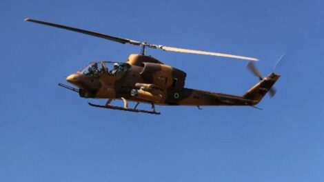 Vista de un helicóptero militar azerbaiyano durante unas maniobras tácticas