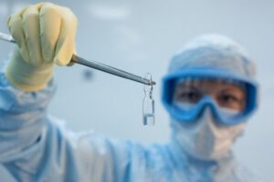 La vacuna que inmuniza contra la variante ómicron podría estar lista en 100 días