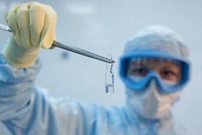 La vacuna que inmuniza contra la variante ómicron podría estar lista en 100 días