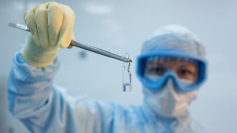 La vacuna que inmuniza contra la variante ómicron podría estar lista en 100 días