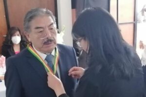 Arturo Álvarez condecorado por sus 50 años de ejercicio profesional