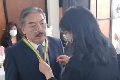 Arturo Álvarez condecorado por sus 50 años de ejercicio profesional