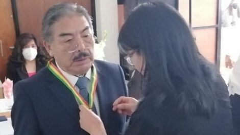 Arturo Álvarez condecorado por sus 50 años de ejercicio profesional