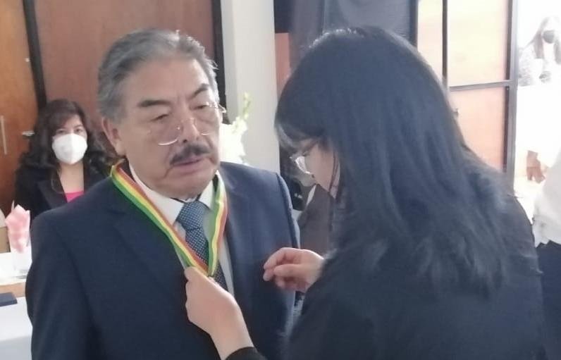 Arturo Álvarez condecorado por sus 50 años de ejercicio profesional