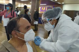 Una persona se vacuna contra el coronavirus en Santa Cruz