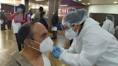 Una persona se vacuna contra el coronavirus en Santa Cruz