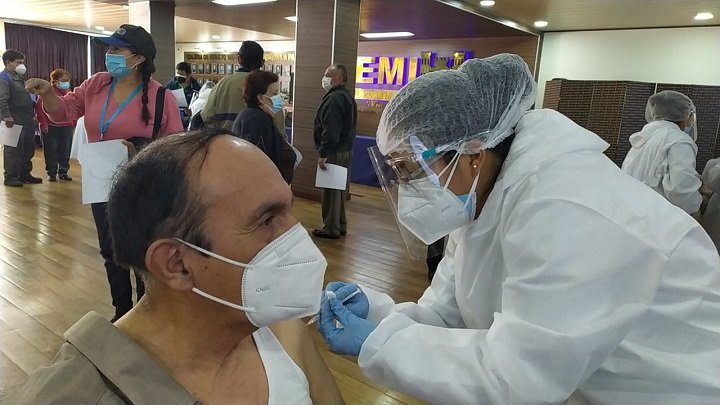 Una persona se vacuna contra el coronavirus en Santa Cruz