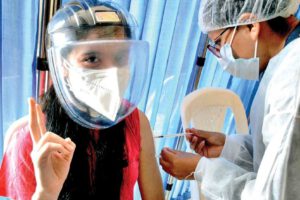 Vacunación de adolescentes en Bolivia contra el coronavirus