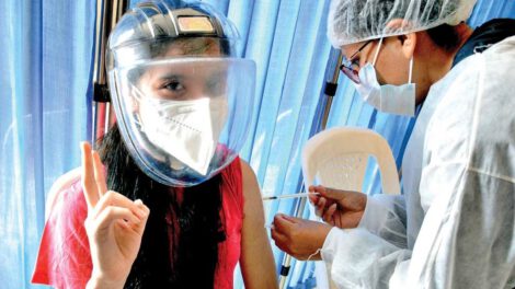 Vacunación de adolescentes en Bolivia contra el coronavirus