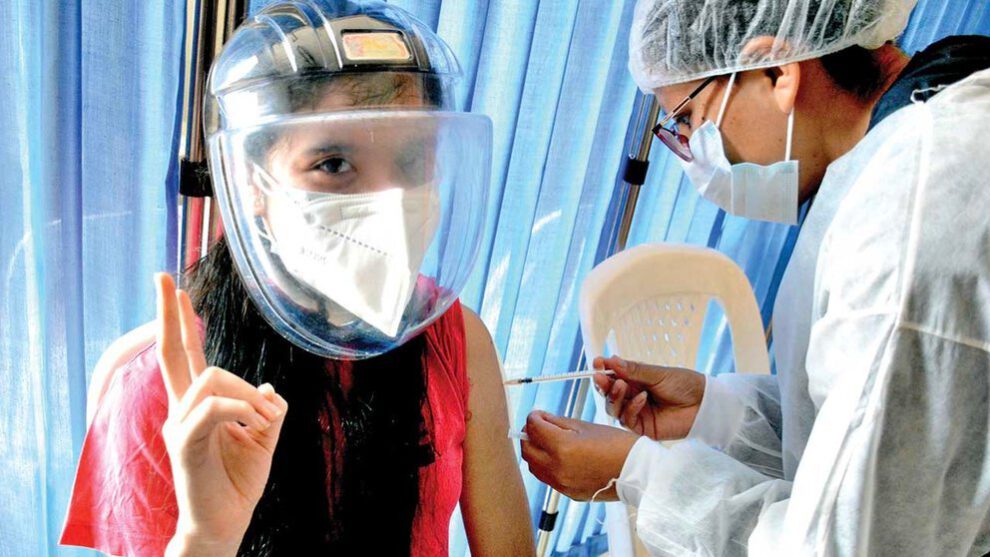 Vacunación de adolescentes en Bolivia contra el coronavirus