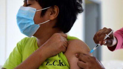 Niño se disponen a recibir su vacuna Covid-19
