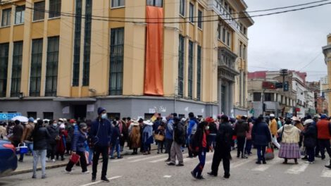Bono de 300 bolivianos para estudiantes en Oruro