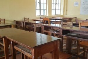Suspensión al profesor por lanzar agua a estudiantes