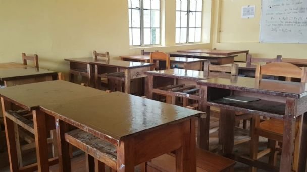 Suspensión al profesor por lanzar agua a estudiantes